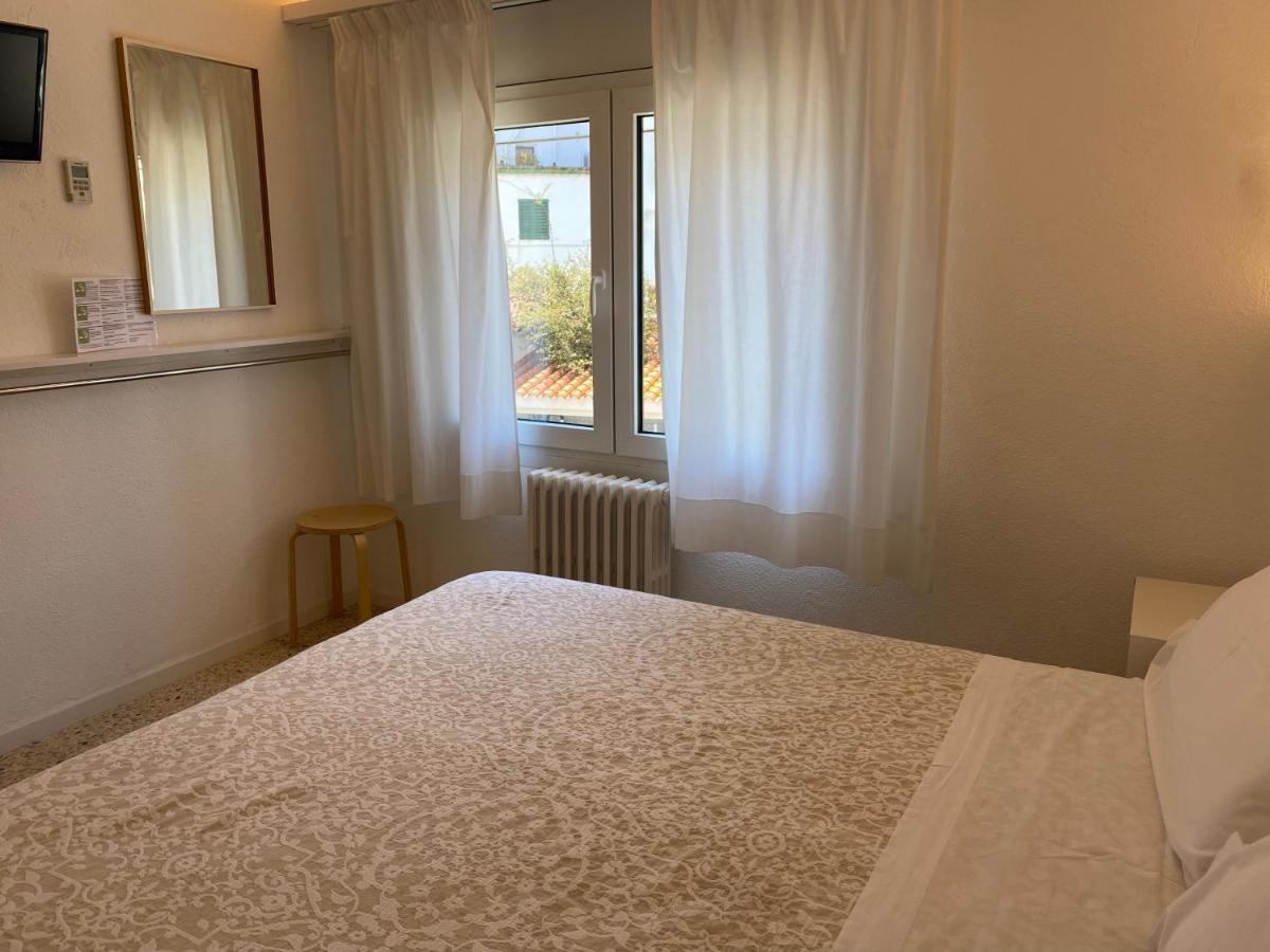 Hostal Marina Кадакес Екстериор снимка