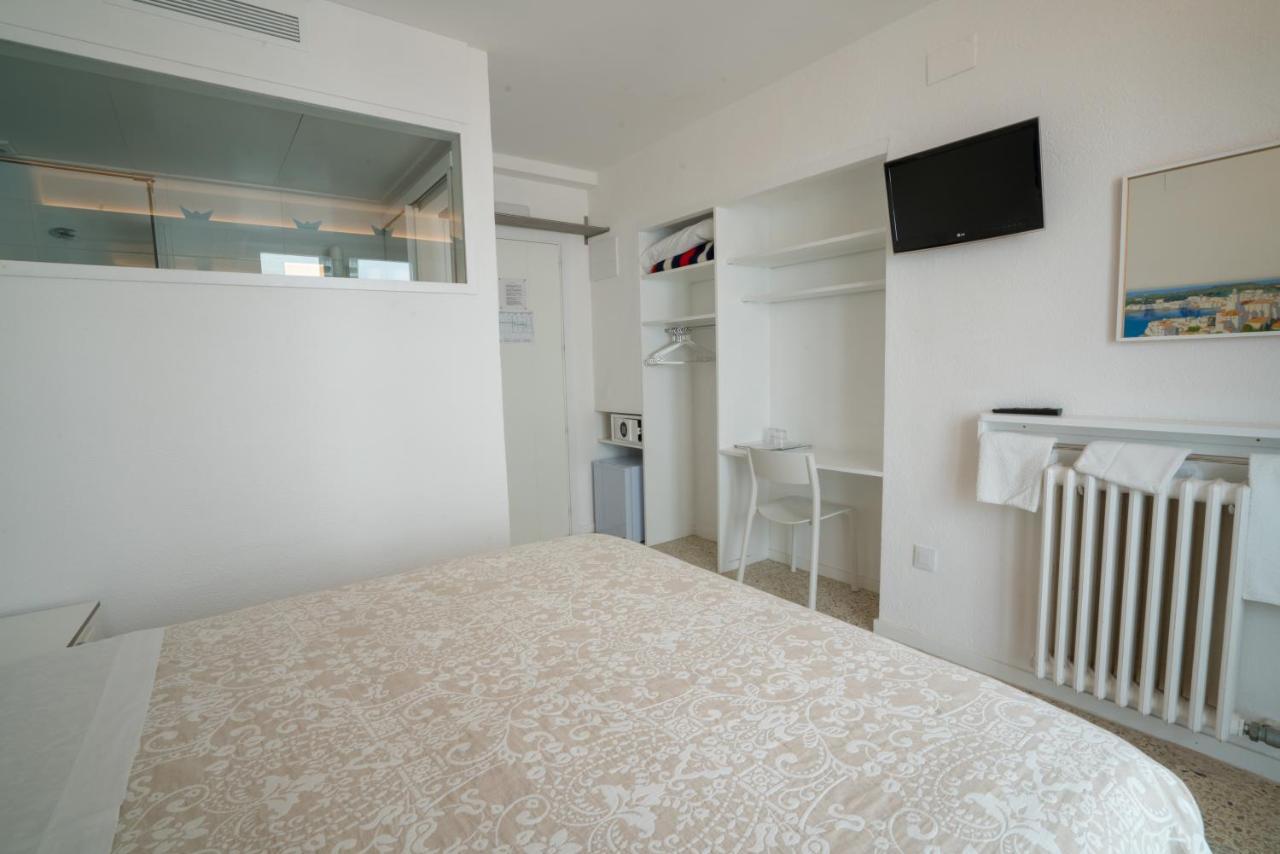 Hostal Marina Кадакес Екстериор снимка
